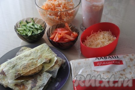 Пробить соус блендером до однородного состояния. Сыр натереть на тёрке.

