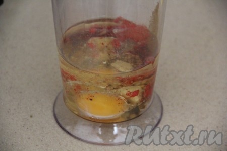 В чашу блендера выложить паприку, хмели-сунели, 1 чайную ложку соли, два вида горчицы, яйцо и влить растительное масло. Если нет зернистой горчицы, то можно её не добавлять.