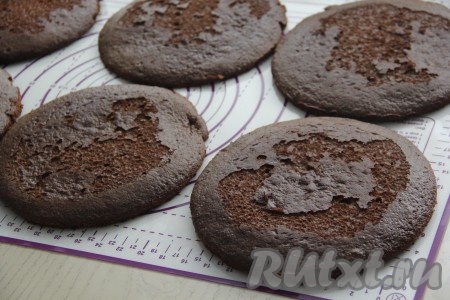 Аналогично испечь все шоколадные коржи. Выпекаются они достаточно быстро. У меня получилось 6 коржей диаметром 25 см. Коржи остудить.