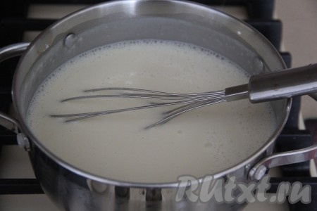 Массу довести до кипения на среднем огне при непрерывном помешивании, затем проварить заварной крем, не переставая помешивать, до загустения (на это понадобится 3-5 минут), снять кастрюлю с огня.