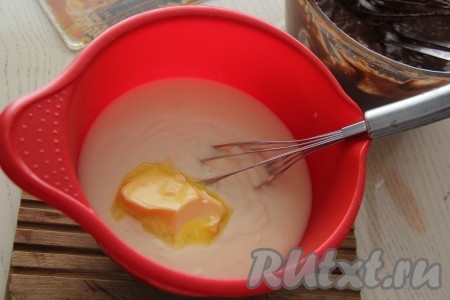 Затем горячий крем переложить в миску, добавить сливочное масло и перемешать заварной крем до полного растворения масла.
