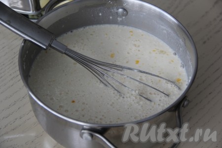 В кастрюлю с толстым дном влить молоко, добавить яйцо, сахар и муку, тщательно перемешать массу венчиком, а затем поставить на огонь.