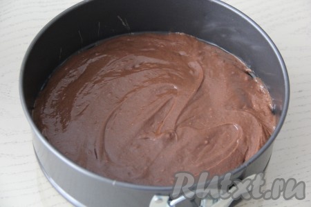 В разъёмную форму (у меня форма диаметром 25 см) влить 1,5 половника теста и поставить в разогретую духовку.