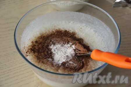 Затем всыпать разрыхлитель и какао, очень хорошо перемешать венчиком шоколадную смесь.