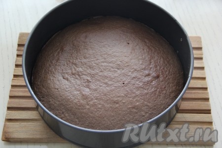 Шоколадный корж выпекать, ориентировочно, 7-10 минут при температуре 200 градусов. Готовность проверяем сухой зубочисткой (при прокалывании готового коржа зубочистка останется сухой, сразу достаём корж из духовки).