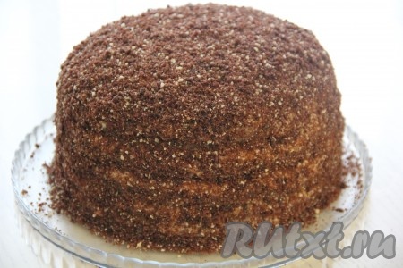 Обсыпать и сверху, и с боков шоколадный торт с заварным кремом "Ноченька" посыпкой.