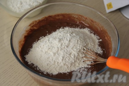 В получившуюся шоколадную смесь добавить муку.