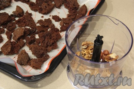 Отложенный корж поломать на кусочки, слегка подсушить в духовке, выложив на противень, застеленный пергаментом (или силиконовым ковриком), остудить. Я добавила орехи в обсыпку, можно этого не делать.