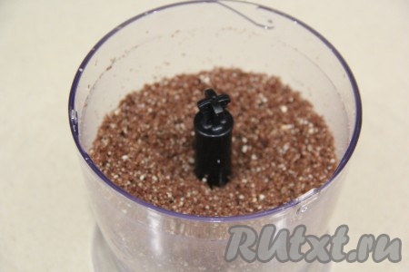 Измельчить корж и орехи в блендере.

