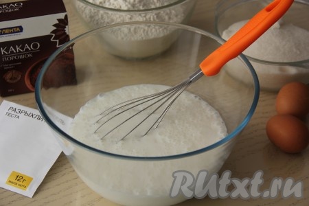 Кефир влить в глубокую миску, всыпать соду, а затем перемешать и оставить на 3-5 минут (сода за это время погасится, а на поверхности появится много пузырьков).