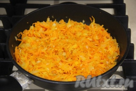 Обжарить овощи, иногда помешивая, до мягкости (ориентировочно, минут 7), снять с огня и полностью остудить.