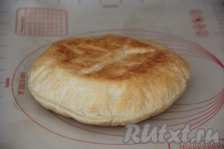 Выпекать коржи из слоёного теста на противне, застеленном пергаментом, в разогретой духовке до золотистого цвета (примерно, 10-15 минут) при температуре 200 градусов. Остудить готовые коржи.