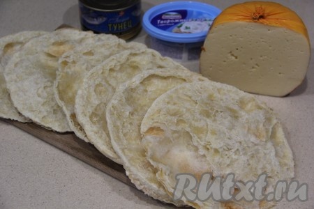 Каждый полностью остывший корж разрезать на 2 части, они хорошо расслаиваются. Получится 6 коржей.