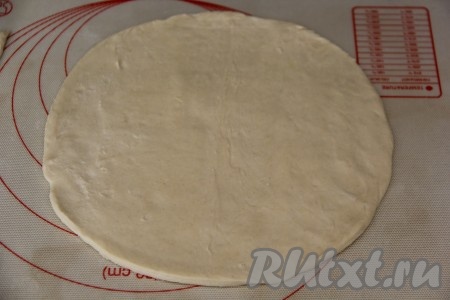 Размороженное тесто раскатать в одну сторону и вырезать 3 круга диаметром 18 см.