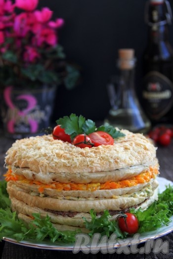 Подать вкусный, красивый, нежный закусочный торт из слоёного теста к столу.