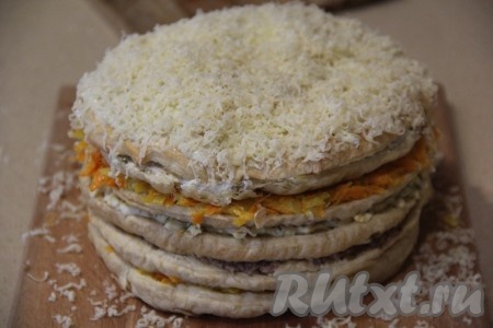 Поставить закусочный торт в холодильник на 1-2 часа, затем посыпать верх натёртым сыром и украсить по желанию (я украсила зеленью и помидорами черри).