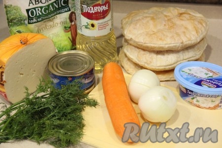 Подготовить продукты для начинки для закусочного торта из слоёного теста. Лук и морковь почистить. Лук у меня мелкий, поэтому взяла 2 штуки.
