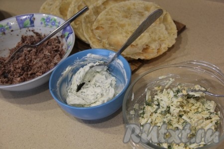 Зелень мелко нарезать и разделить на две части. Отваренные вкрутую яйца (на варку потребуется с начала кипения воды 8-10 минут) почистить и натереть на тёрке, добавить 1 столовую ложку майонеза и половину нарезанной зелени, перемешать и яичная начинка готова. Вторую часть зелени добавить в творожный сыр, перемешать творожную начинку.