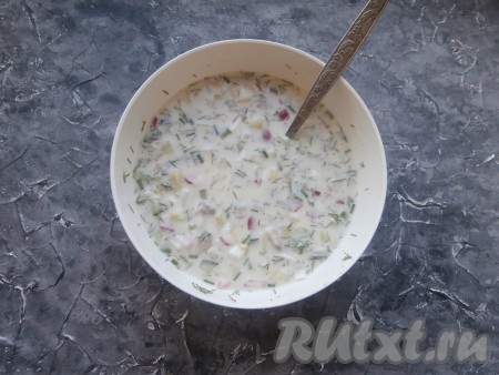 Тщательно окрошку с селёдкой перемешать, посолить, добавить сахар и всыпать лимонную кислоту по вкусу. Ещё раз окрошку перемешать и охладить в холодильнике в течение 2-3 часов.