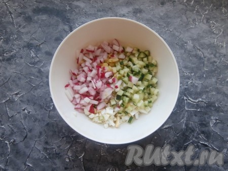 Сюда же выложить редис и свежий огурец, нарезанные небольшими кубиками.