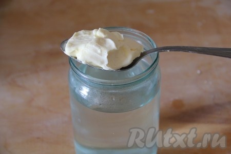 Теперь приступаем к замешиванию теста. Для этого 500 миллилитров воды нужно подогреть до тёплого состояния, налить в банку (или в миску). Добавить 1 столовую ложку сливочного масла.