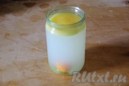 Добавить в воду сырое яйцо и соль, перемешать до однородности.