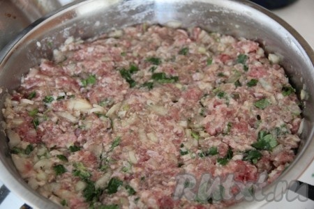 Влить холодную воду в фарш, посолить, поперчить по вкусу и перемешать до однородности. Фарш должен получиться достаточно жидким.