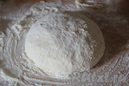 Перелить содержимое банки в глубокую миску, в которой удобно замешивать тесто, и начать постепенно добавлять муку. Сначала вмешивать муку в тесто столовой ложкой, а потом перейти на замес теста руками. Итоговое тесто должно получиться мягким и не липнуть к рукам. Муки может потребоваться чуть больше или меньше, поэтому я советую добавлять её постепенно, контролируя консистенцию замешиваемого теста.