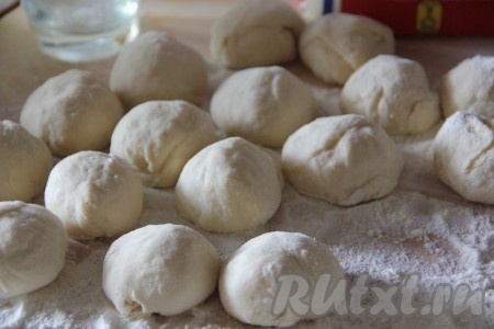 Разделить тесто на 40 частей. Из данного количества теста получается 40&nbsp;чебуреков.