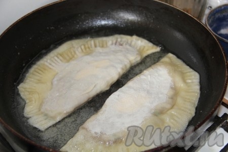 В глубокой сковороде разогреть достаточно большое количество растительного масла. Чебуреки со свино-говяжьим фаршем жарить на огне чуть ниже среднего с двух сторон до румяности. Я обычно жарю 20 чебуреков, а остальные замораживаю в морозилке. Для этого я выкладываю чебуреки с начинкой из свинины и говядины на разделочную доску в один слой и отправляю в морозильную камеру, пока они не подморозятся. После складываю их в пакет и храню в морозилке. По мере необходимости достаю нужное количество чебуреков и замороженными жарю на раскалённой сковороде в подсолнечном масле до готовности.