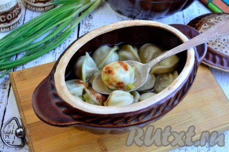 Вот так достаточно просто можно приготовить наивкуснейшие замороженные пельмени в горшочках. Достав их из духовки, сразу подавайте к столу.