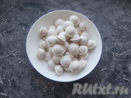 Достать из морозилки пельмени.
