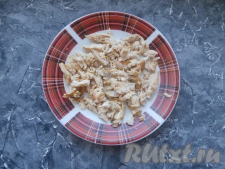 Куриное мясо для сэндвича можно взять запечённое или отварное. Я запекала небольшой кусочек куриного мяса в разогретой духовке в течение 25-30 минут при температуре 180 градусов. Готовое мясо нарезать (или порвать) на длинные кусочки.