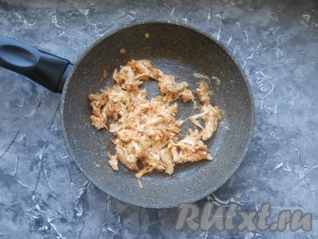 На медленном огне дать начинке прогреться, помешивая её, до расплавления сыра.