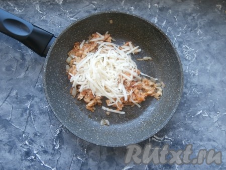 Посолить и поперчить по вкусу, перемешать. Затем добавить натёртый на тёрке сыр.

