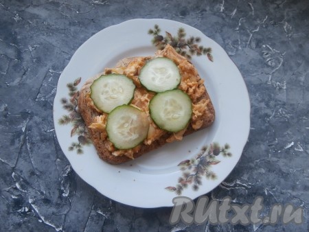 На один ломтик хлеба выложить всю начинку из курицы с сыром, сверху разместить кружочки свежего огурца.

