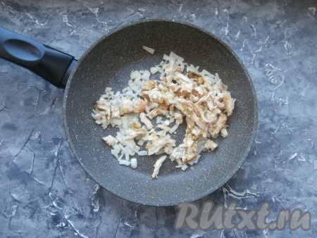 Обжарить лук, пару раз перемешивая, до прозрачности на среднем огне (в течение 3-5 минут), затем добавить куриное мясо.