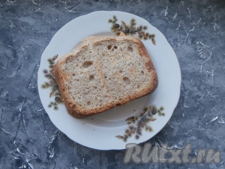 Накрыть вторым кусочком хлеба, немного придавив его на начинку.