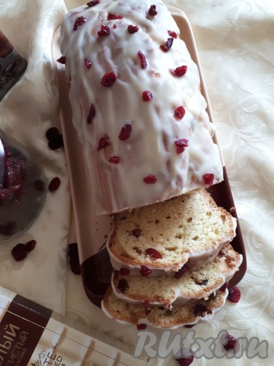 После застывания глазури нежный, сочный кекс с белым шоколадом и вяленой клюквой нарезать на части и подать к чаю или кофе.
