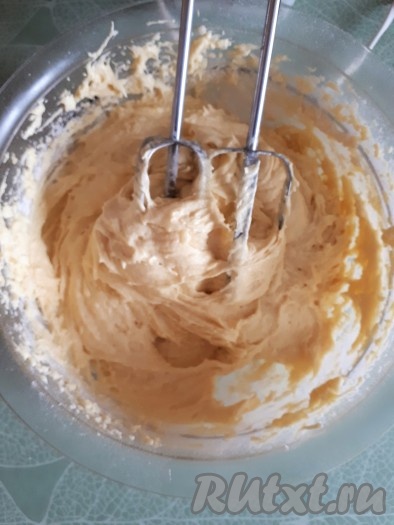 Перемешать на небольших оборотах миксера до однородности. Тесто для кекса получится достаточно густым.