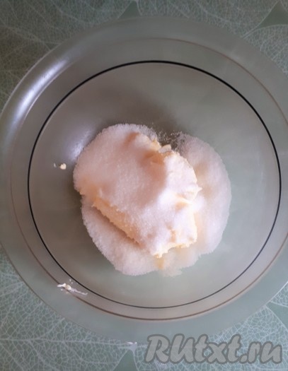 Сливочное масло комнатной температуры взбить с сахаром с помощью миксера до светлой, пышной массы.