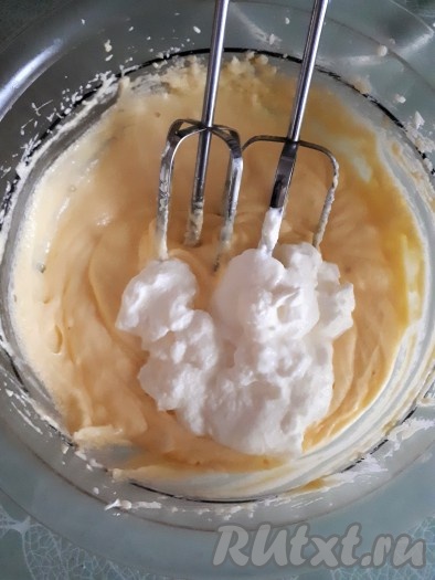 Добавить йогурт, перемешать тесто.