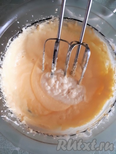 Добавить остывший растопленный шоколад, перемешать.