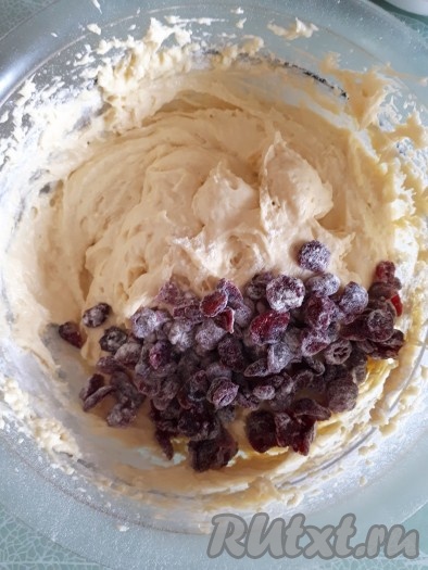 Вяленую клюкву смешать с небольшим количеством муки и добавить в тесто, перемешать.