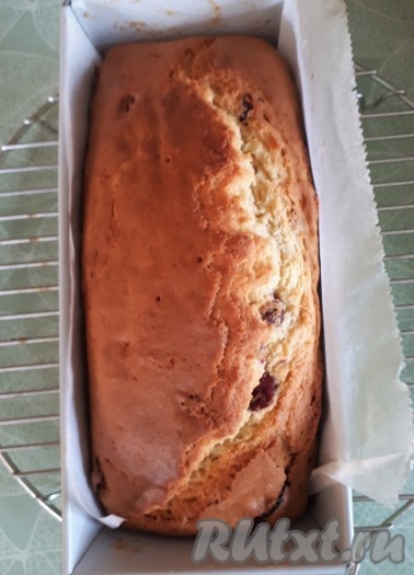 Поместить форму с тестом в духовку, нагретую до 180 градусов. Печь кекс с белым шоколадом и вяленой клюквой до готовности (минут 40-45). Для того чтобы проверить готовность, нужно проколоть кекс сухой деревянной шпажкой, если после прокола выпечки на шпажке не будет следов теста, значит кекс готов. Испечённый ароматный кекс вынуть из духовки, достать из формы и остудить на решётке.