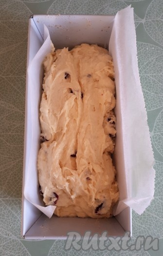 Форму для выпечки кекса застелить пергаментной бумагой (или просто смазать маслом) и припорошить мукой. Тесто выложить в форму.