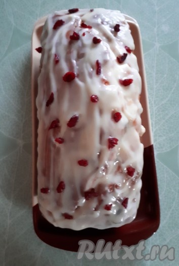 Покрыть остывший кекс глазурью. Можно украсить кусочками вяленой клюквы.