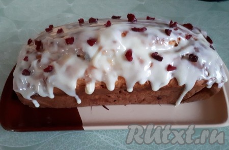 Глазурь должна полностью застыть, для этого потребуется некоторое время. Я оставила кекс для застывания глазури на ночь.