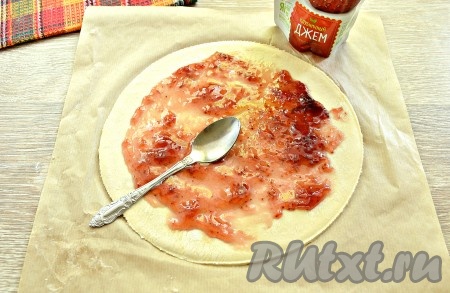 Смазать вырезанный круг джемом, оставляя края чистыми. Я взяла клубничный джем, вы можете использовать свой любимый джем или тот, который есть в холодильнике на момент готовки.