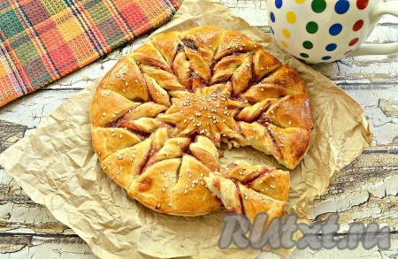 Пирог из слоёного дрожжевого теста с джемом